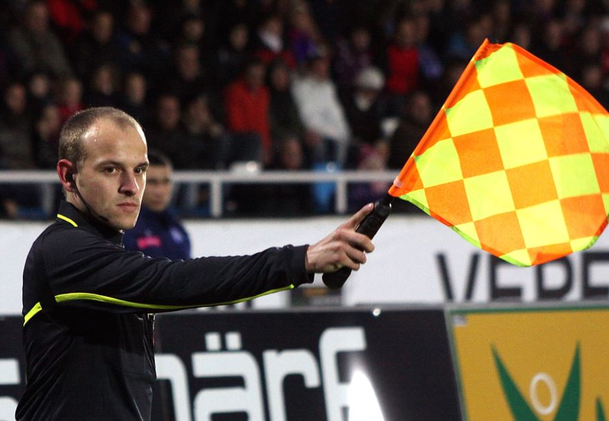 Khám phá câu hỏi ném biên có việt vị không