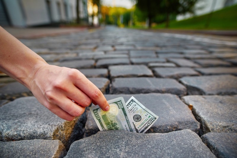 Mơ nhặt tiền thường liên quan đến các vấn đề về tài chính